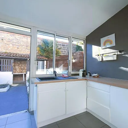 Maison Arc-En-Ciel Avec Terrasse Stationnement Gratuit. Holiday home